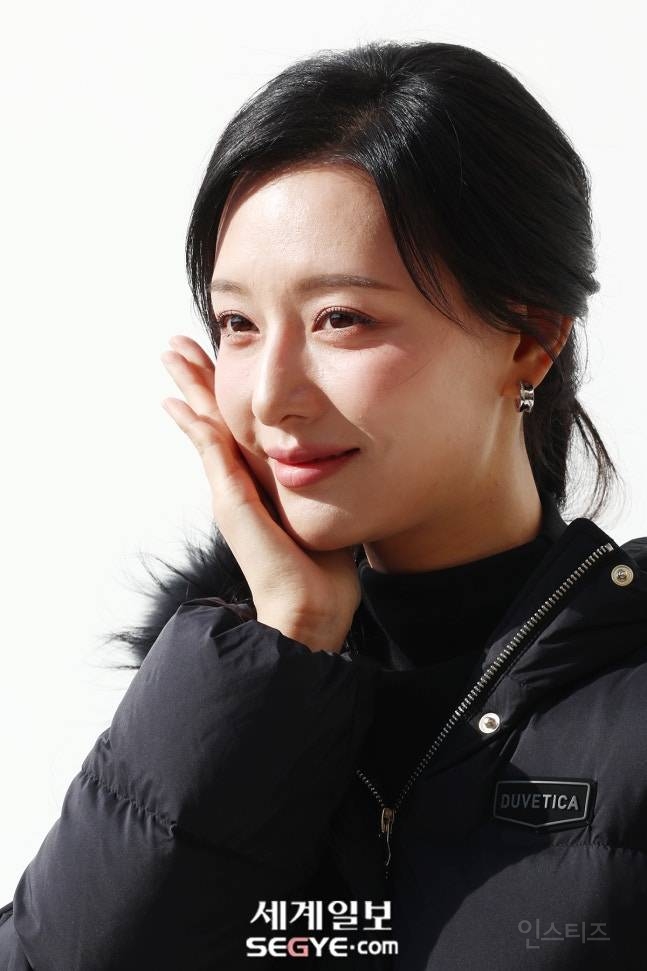 어제 듀베티카 포토콜 행사 참석한 김지원 기사사진 | 인스티즈