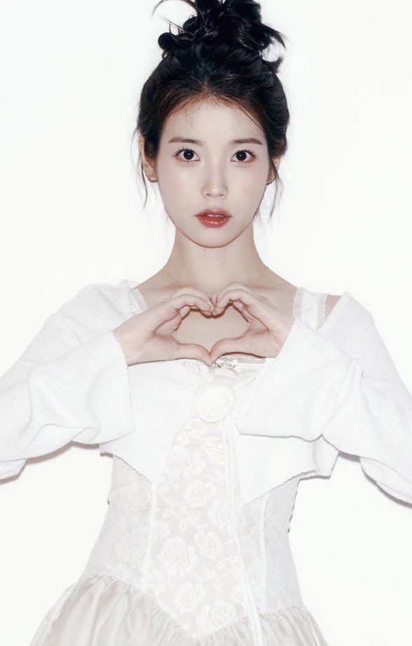 [잡담] 변우석 아이유 손 차이 개설렌다 | 인스티즈