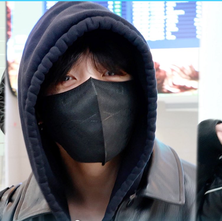 [잡담] 정국 오늘 착장 역시나 새까맣고 | 인스티즈