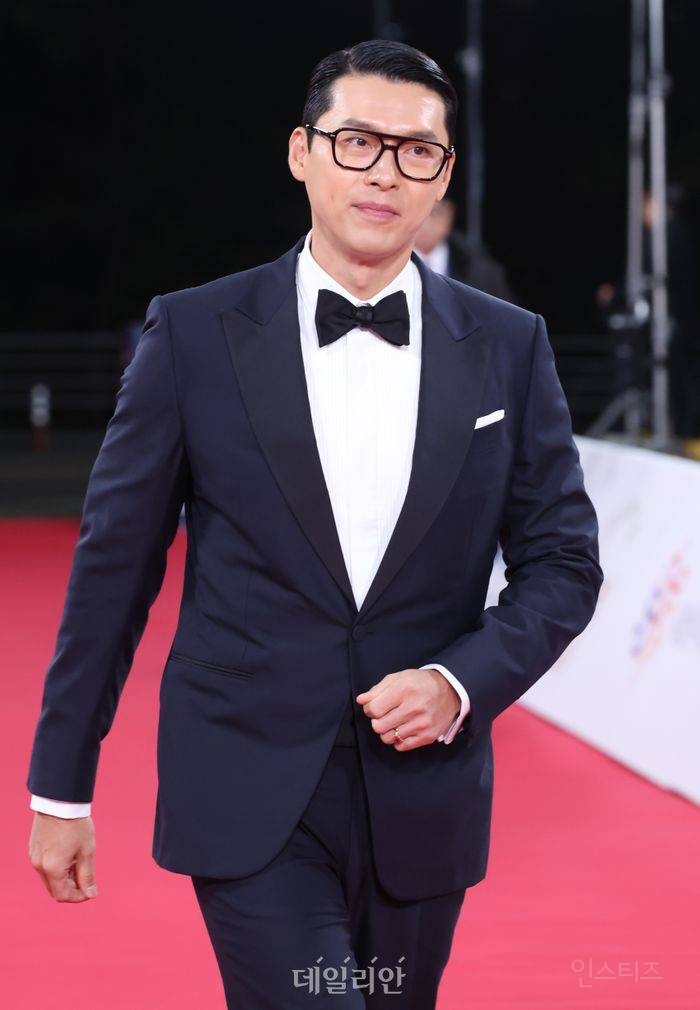 오늘자 현빈 청룡 레드카펫 | 인스티즈