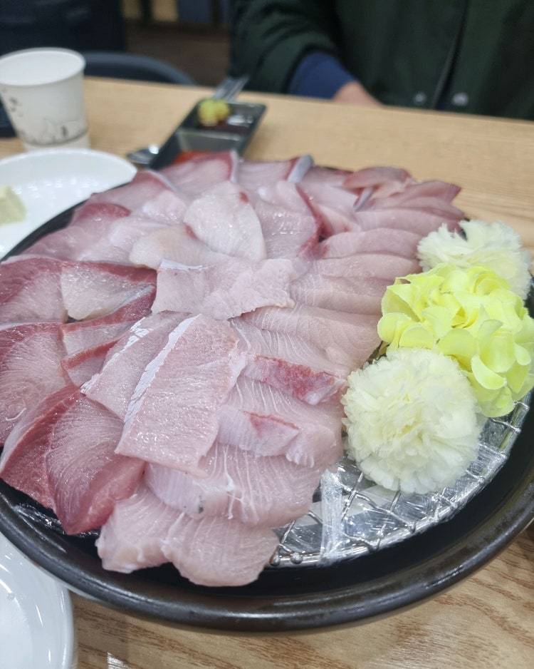 [잡담] 방어 때깔 좀 봐줭 여기 방어 맛있을 거 같아?? | 인스티즈