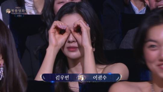 [정보/소식] 이선빈, '청룡영화상'에 연인 이광수 등장하자 망원경 포즈…'사랑꾼' 커플 | 인스티즈