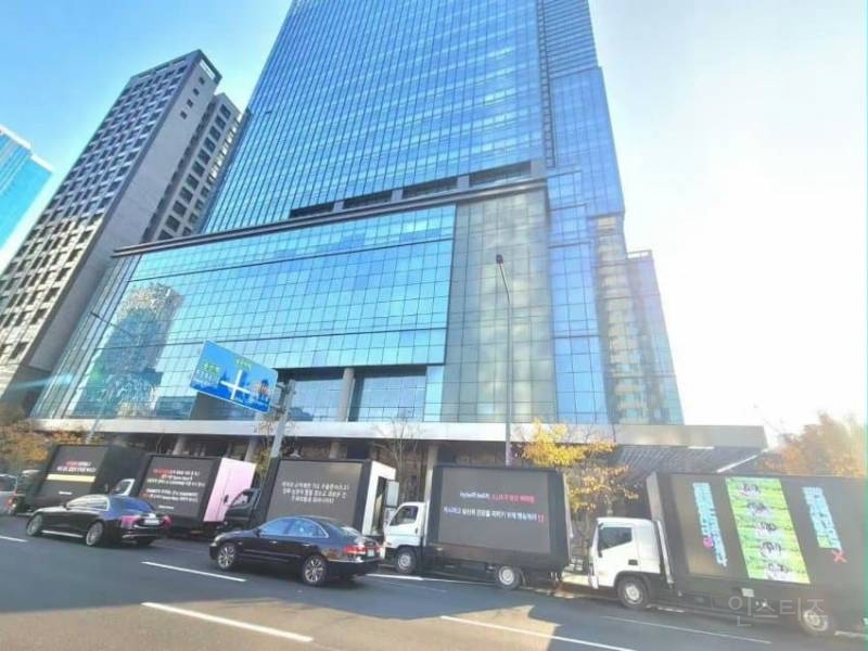 아일릿·르세라핌 팬덤 "화해 불가”... 뉴진스 복귀에 트럭 시위 | 인스티즈