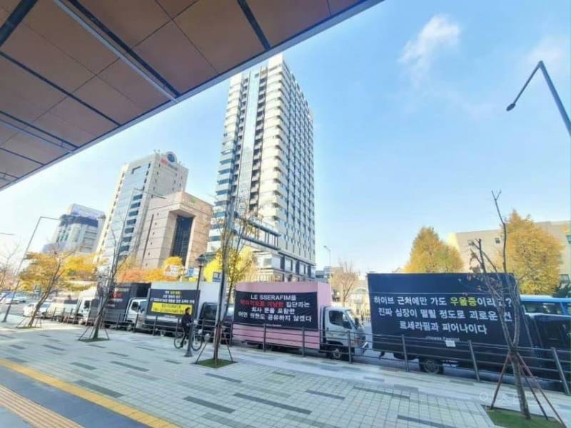 아일릿·르세라핌 팬덤 "화해 불가”... 뉴진스 복귀에 트럭 시위 | 인스티즈