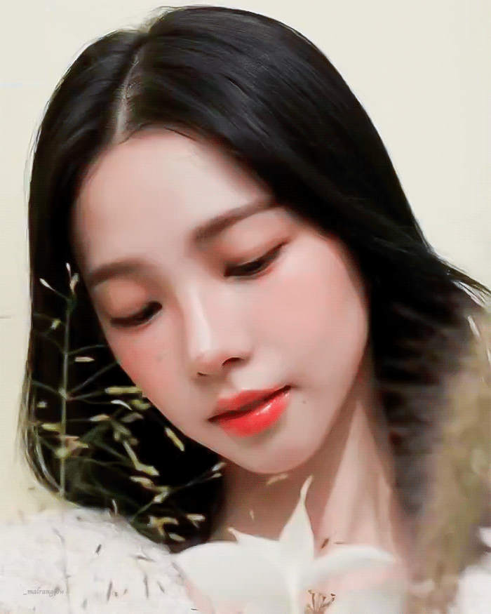 251120 샤넬 뷰티 에스파 카리나 gif | 인스티즈