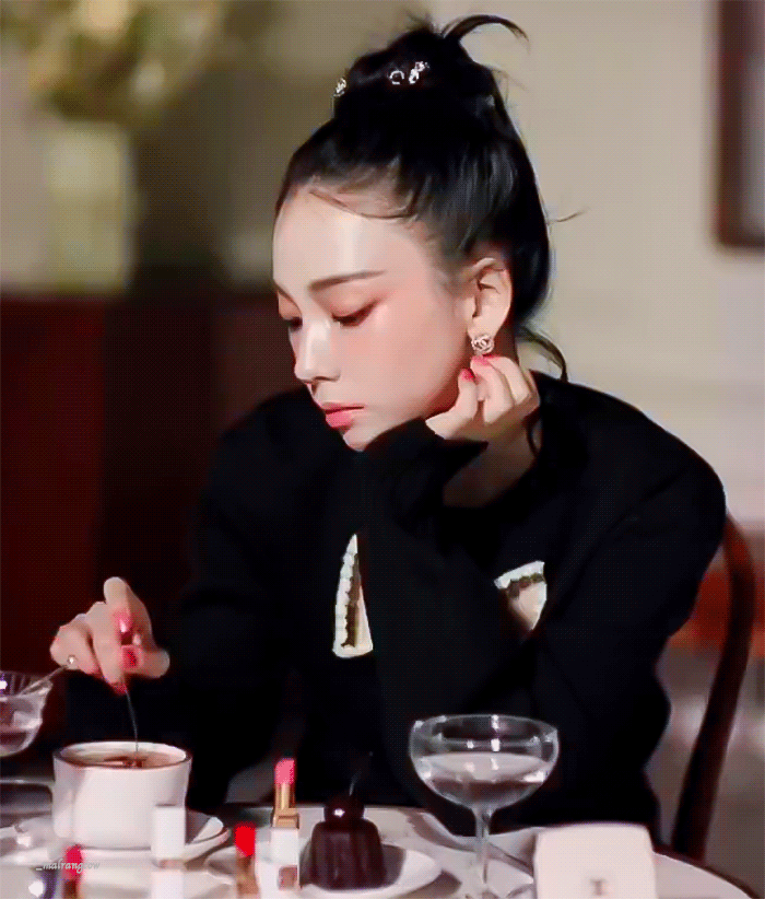 251120 샤넬 뷰티 에스파 카리나 gif | 인스티즈