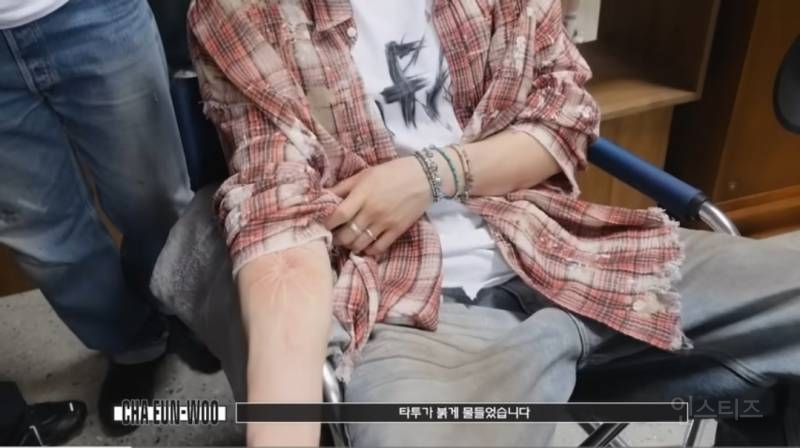 차은우 팔의 타투가 붉게 물든 이유..jpg | 인스티즈