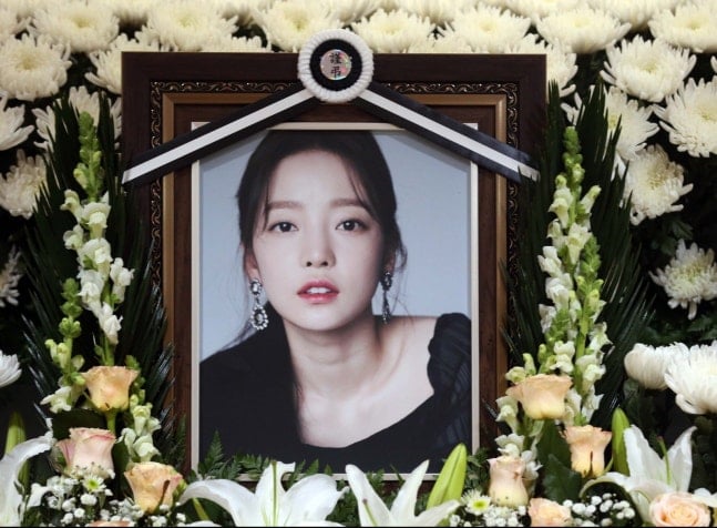 [정보/소식] 카라의 영원한 요정 가수 故구하라 6주기 팬들과 동료들 추모 이어져 | 인스티즈