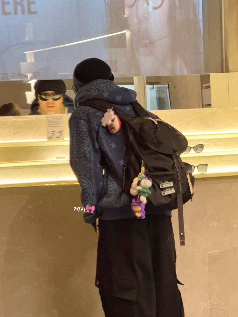 밖에서 이러고 다니는구나ㅋㅋ | 인스티즈