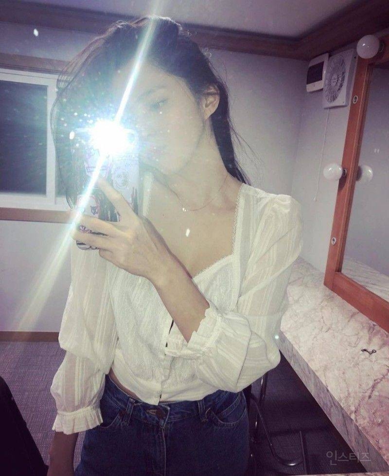 배우 한소희 거울 셀카 모음.jpg | 인스티즈