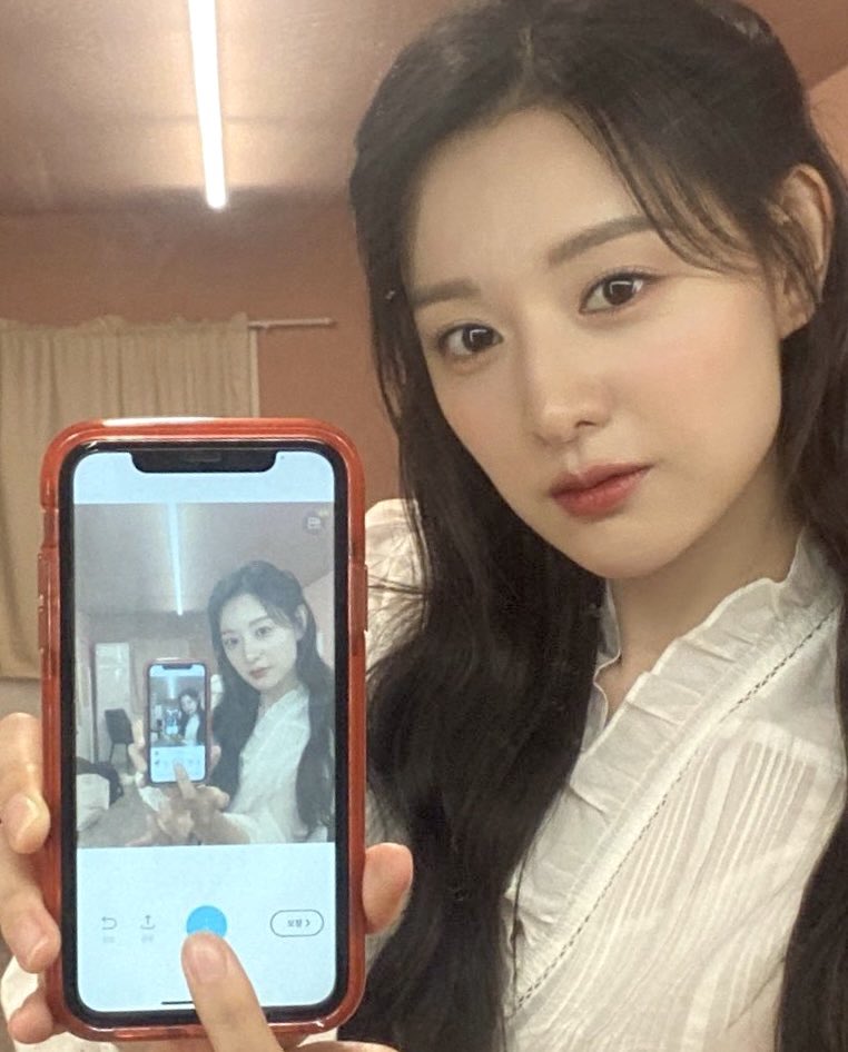 [잡담] 김지원 앞머리 없vs있 | 인스티즈