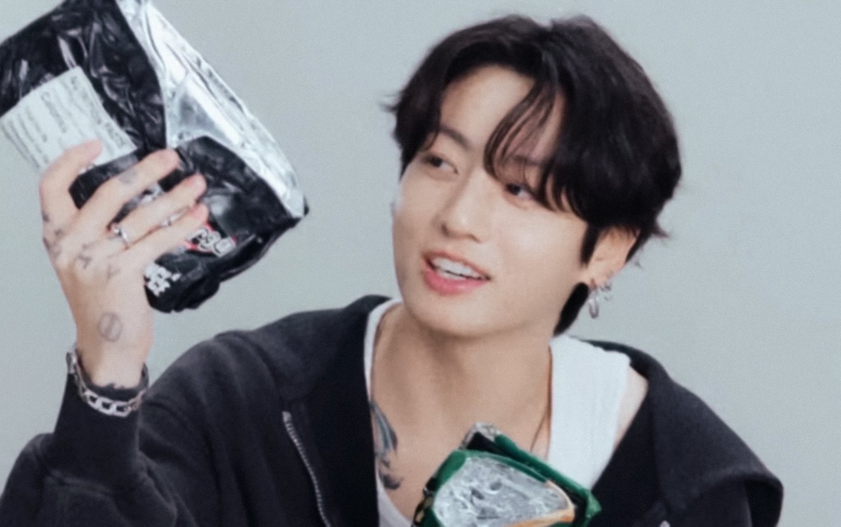 [잡담] 정국 쇄골 쪽 타투 조금씩 보일 때 | 인스티즈