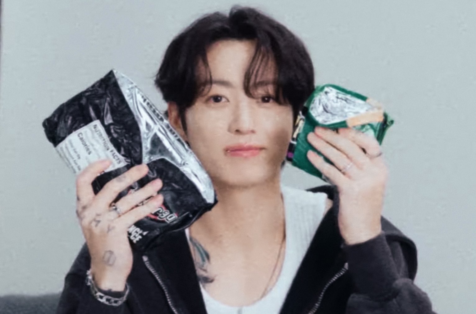 [잡담] 정국 쇄골 쪽 타투 조금씩 보일 때 | 인스티즈