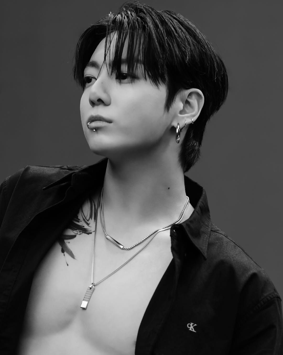 [잡담] 정국 쇄골 쪽 타투 조금씩 보일 때 | 인스티즈