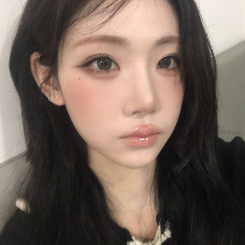 [잡담] 대학에서 이정도로 메이크업 하고 다니면 너무 튀어? | 인스티즈
