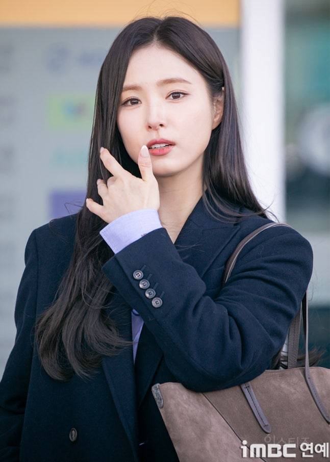 251203 로마 출국한 배우 신세경 기사사진 | 인스티즈