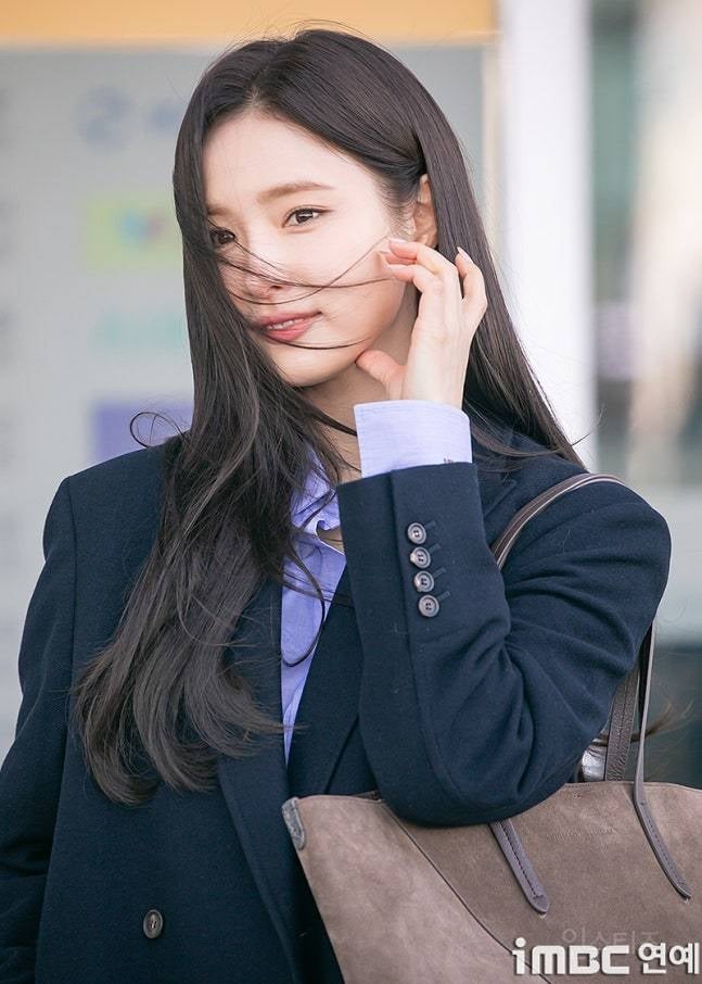 251203 로마 출국한 배우 신세경 기사사진 | 인스티즈