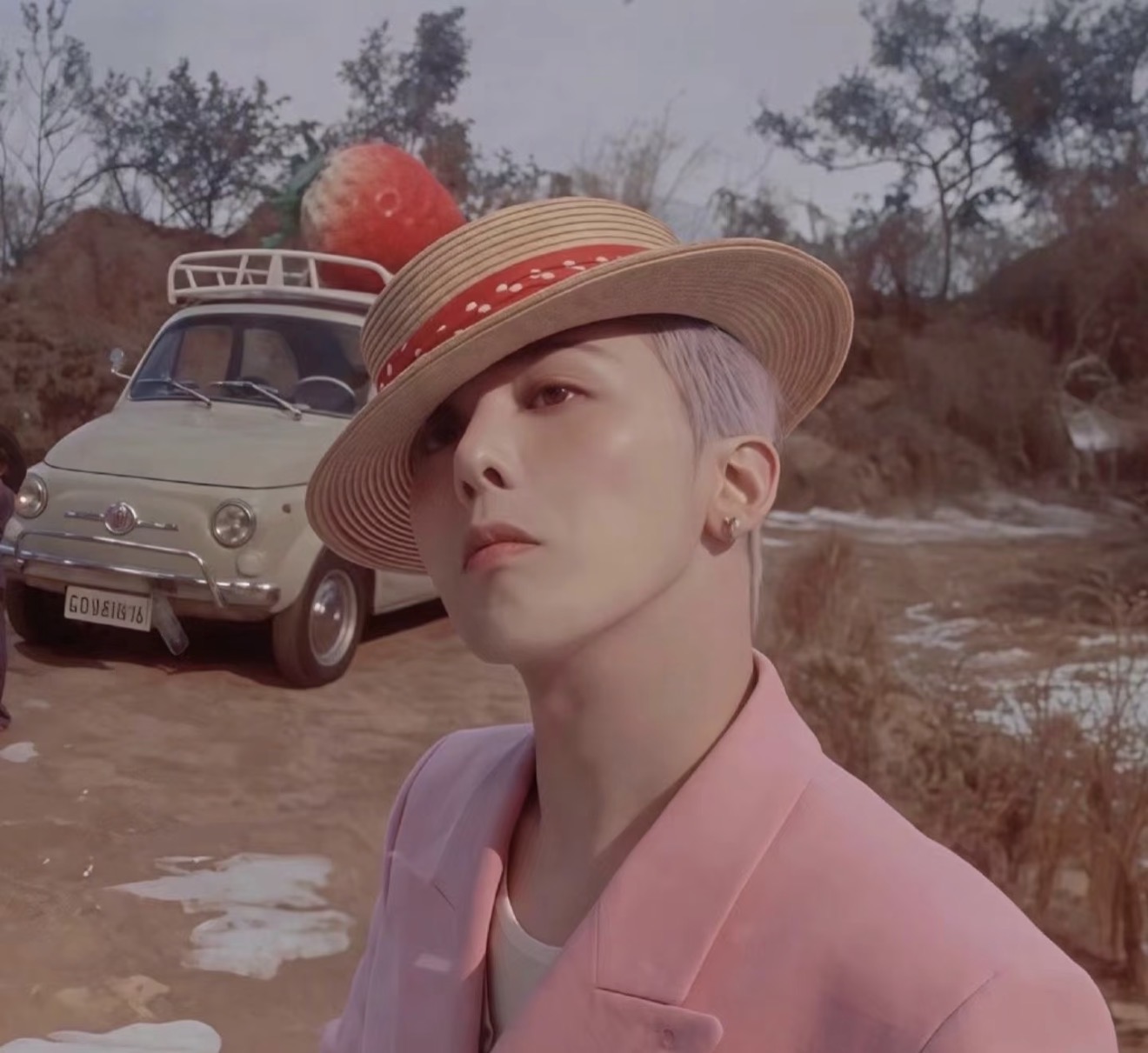 [잡담] 오늘자 지드래곤 극강의 정반대 컨셉 음료광고 | 인스티즈
