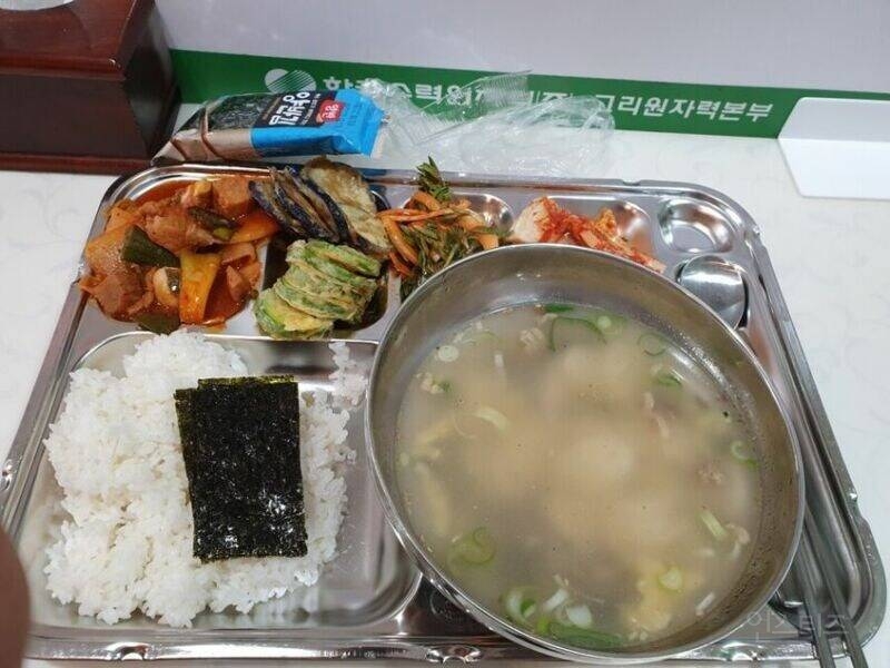 4500원 구내식당 뽕뽑고있는 사람.jpg | 인스티즈