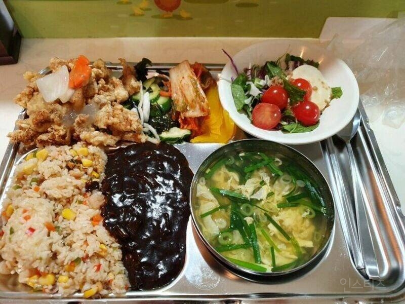 4500원 구내식당 뽕뽑고있는 사람.jpg | 인스티즈