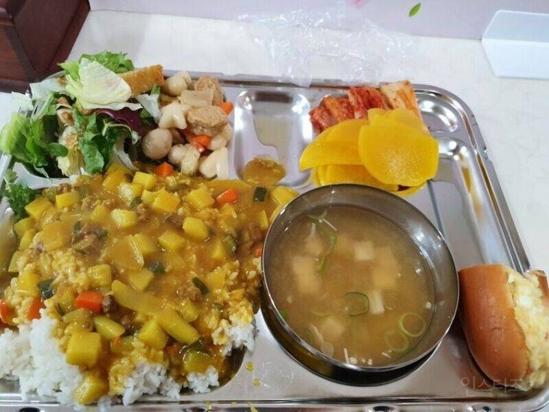 4500원 구내식당 뽕뽑고있는 사람.jpg | 인스티즈