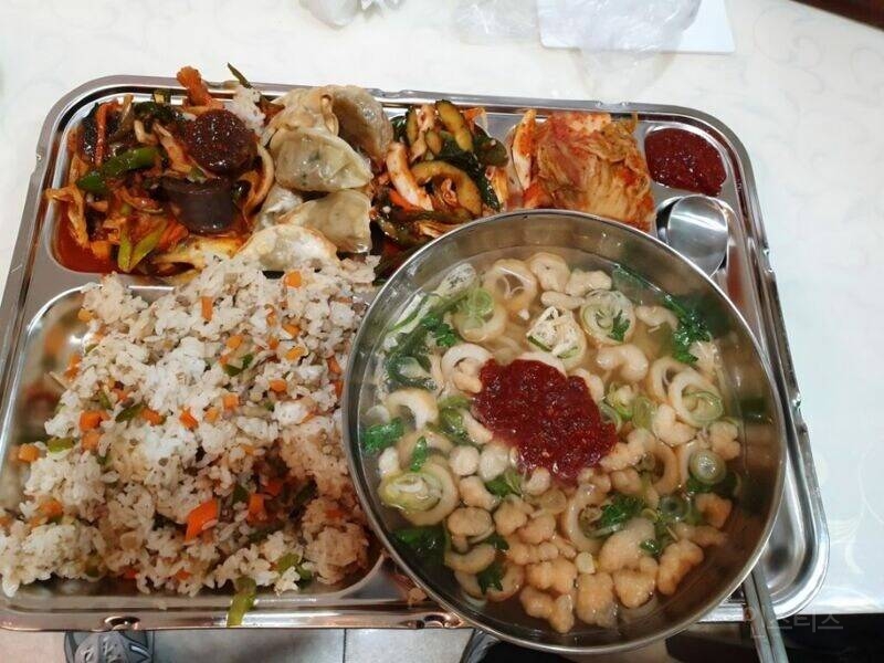 4500원 구내식당 뽕뽑고있는 사람.jpg | 인스티즈