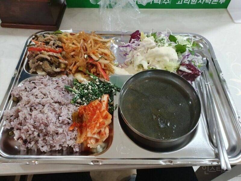 4500원 구내식당 뽕뽑고있는 사람.jpg | 인스티즈