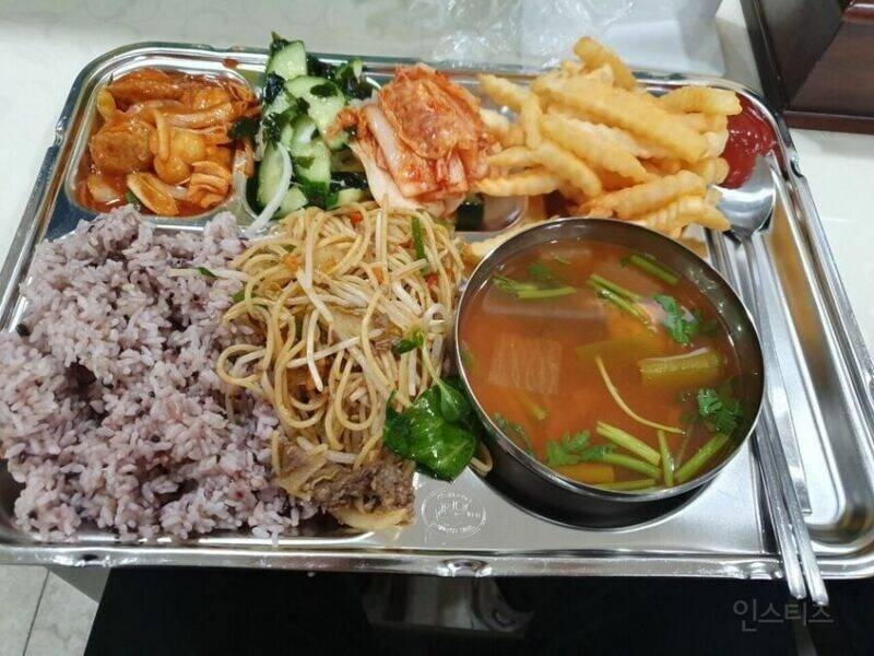 4500원 구내식당 뽕뽑고있는 사람.jpg | 인스티즈