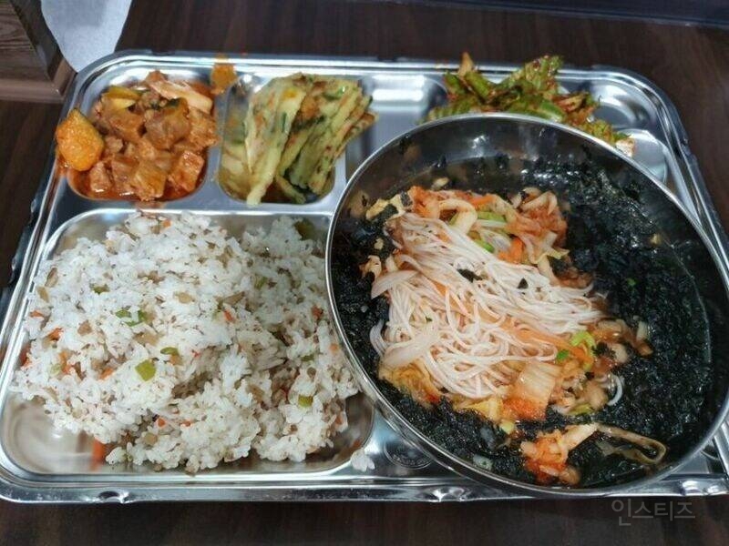 4500원 구내식당 뽕뽑고있는 사람.jpg | 인스티즈