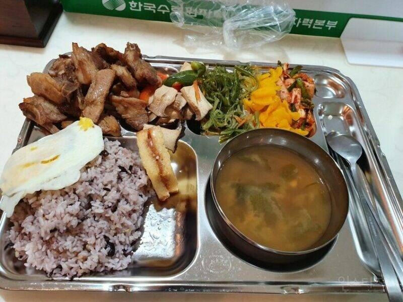 4500원 구내식당 뽕뽑고있는 사람.jpg | 인스티즈