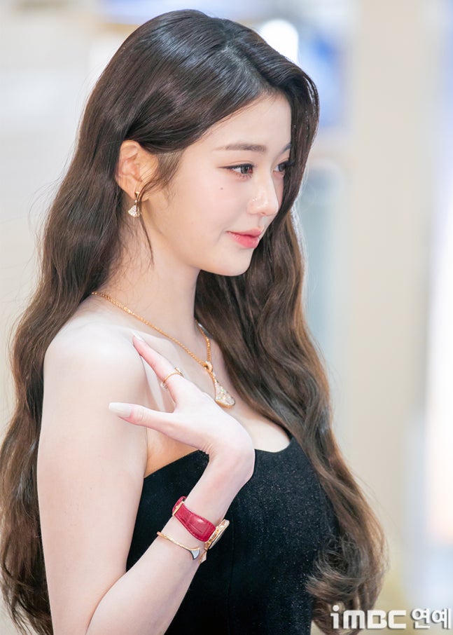 [잡담] 251204 장원영 불가리 포토콜 행사 기사사진 | 인스티즈