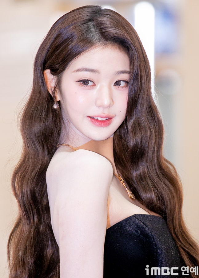 [잡담] 251204 장원영 불가리 포토콜 행사 기사사진 | 인스티즈