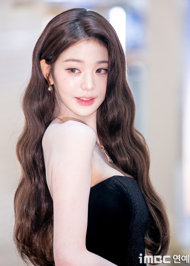 [잡담] 251204 장원영 불가리 포토콜 행사 기사사진 | 인스티즈