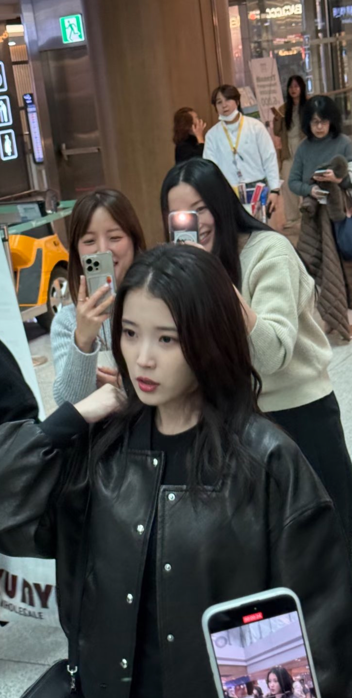 [마플] 아이유 수속 밟는데서까지 사방으로 폰 찍히네 | 인스티즈