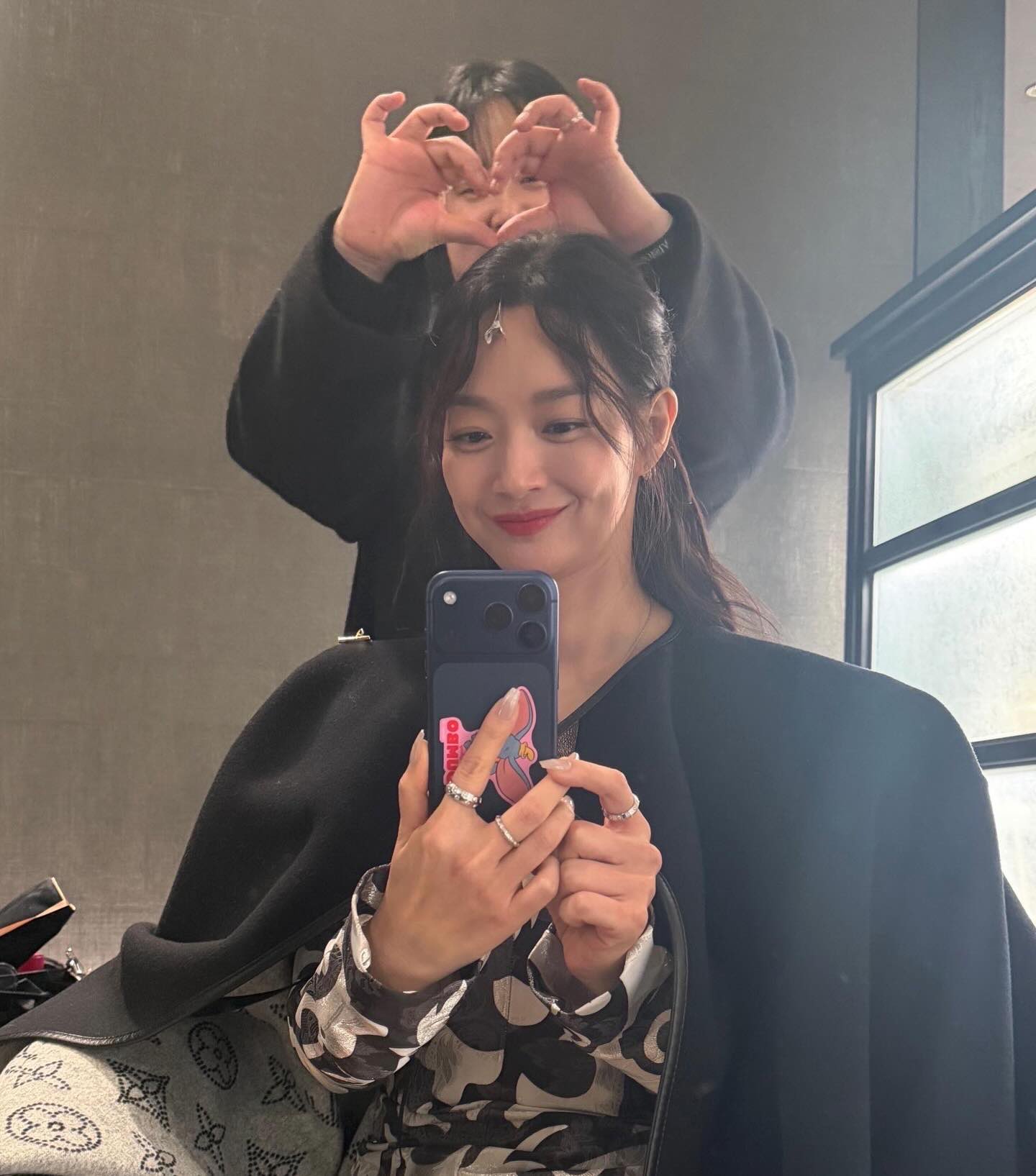 [잡담] 251204 신민아 인스타 🖤 | 인스티즈