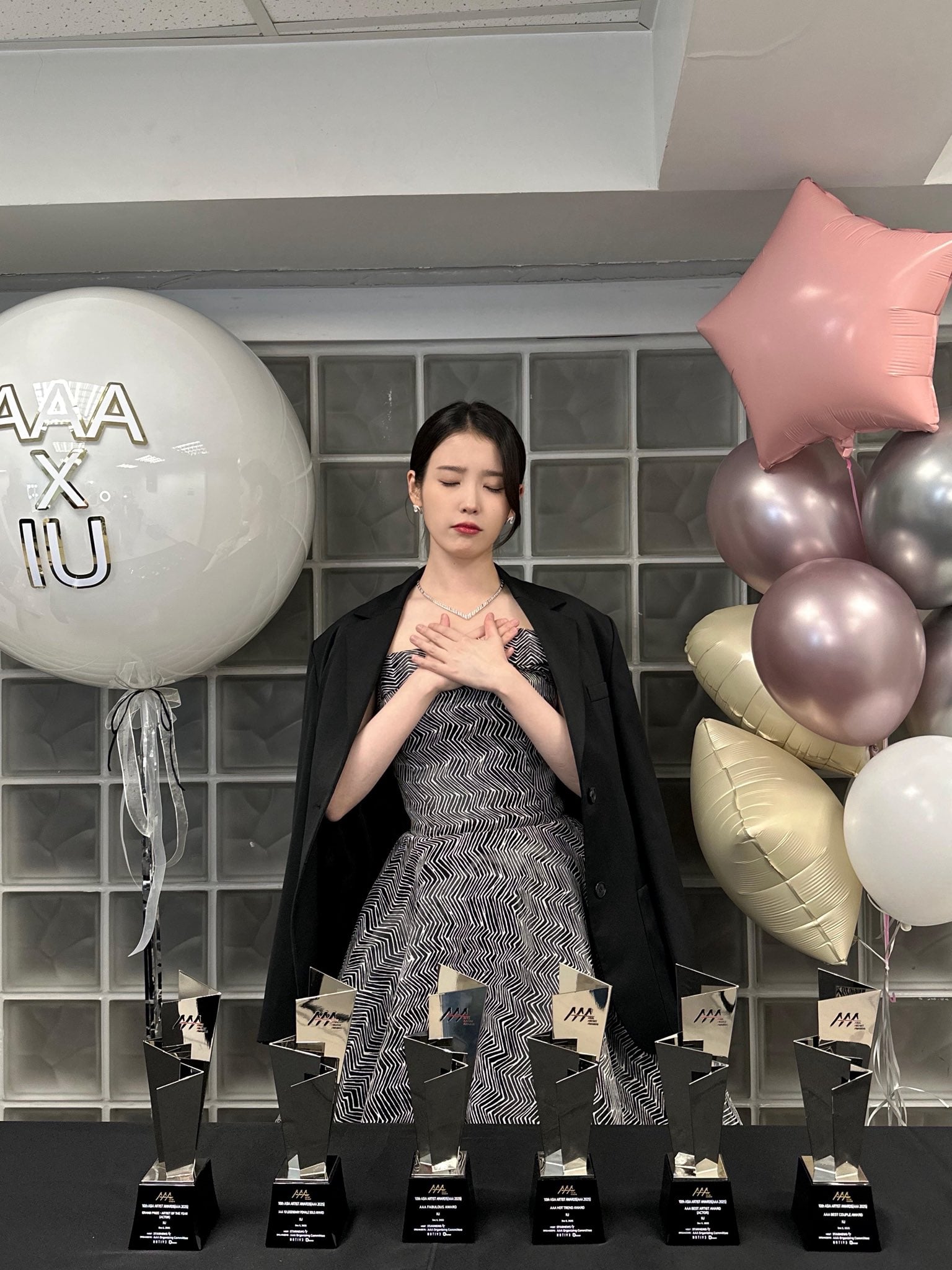 [잡담] 아이유 aaa 사진 올라왔어 | 인스티즈