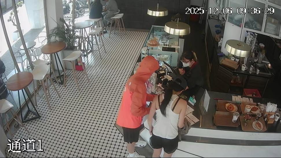 [잡담] 대만분이 박보검이 자기네 가게왔다고 cctv캡쳐올렸는데 옆에 여자가 | 인스티즈
