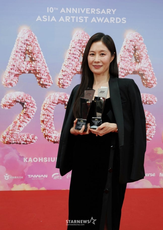 [정보/소식] "대단한 집안"..'아이유 엄마' 문소리 대기실에 전달된 선물의 정체 [비하인드 AAA] | 인스티즈