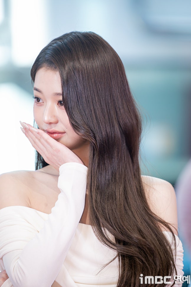 [잡담] 251208 장원영 메디큐브 포토콜 행사 기사사진 | 인스티즈