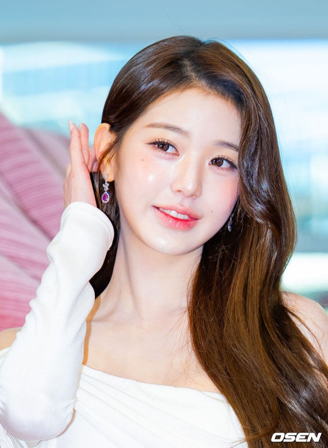 [잡담] 251208 장원영 메디큐브 포토콜 행사 기사사진 | 인스티즈