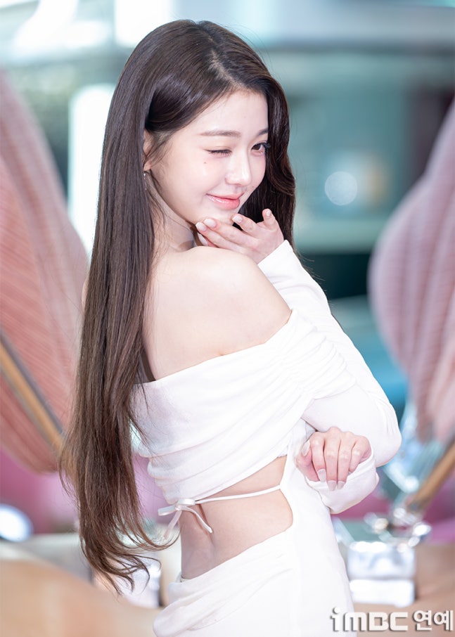 [잡담] 251208 장원영 메디큐브 포토콜 행사 기사사진 | 인스티즈