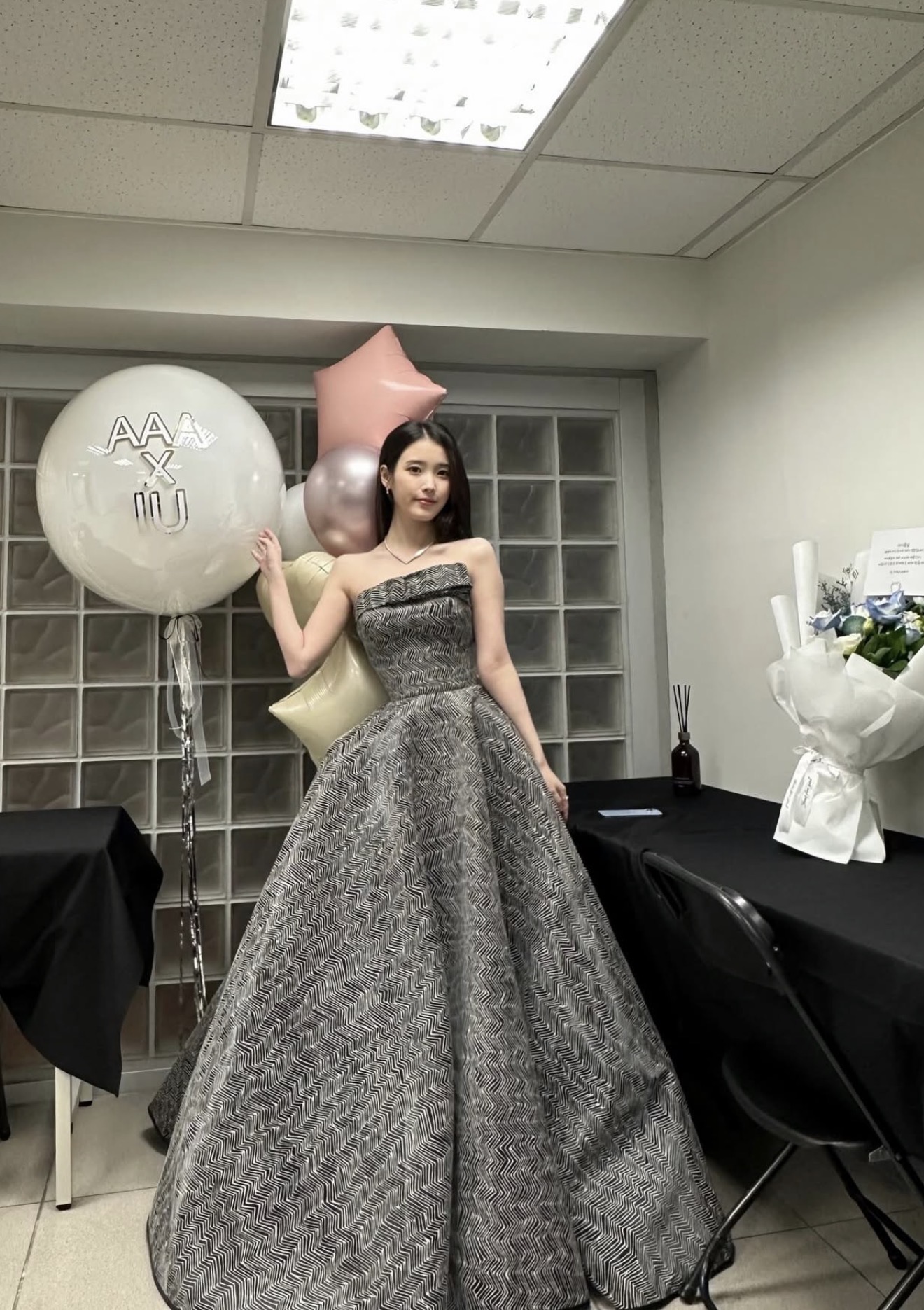 [잡담] 아이유 허리 내 한 손 안에 잡힐듯 | 인스티즈