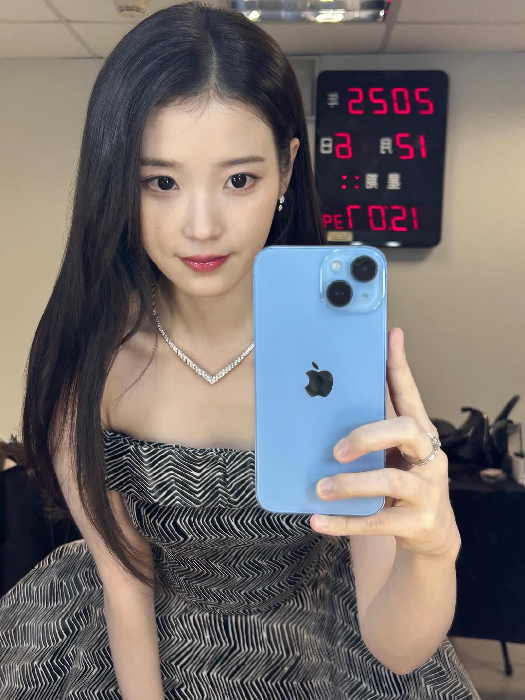 [잡담] 아이유 인스타 보는데 이얼굴이 어떻게 서른셋이야.. | 인스티즈
