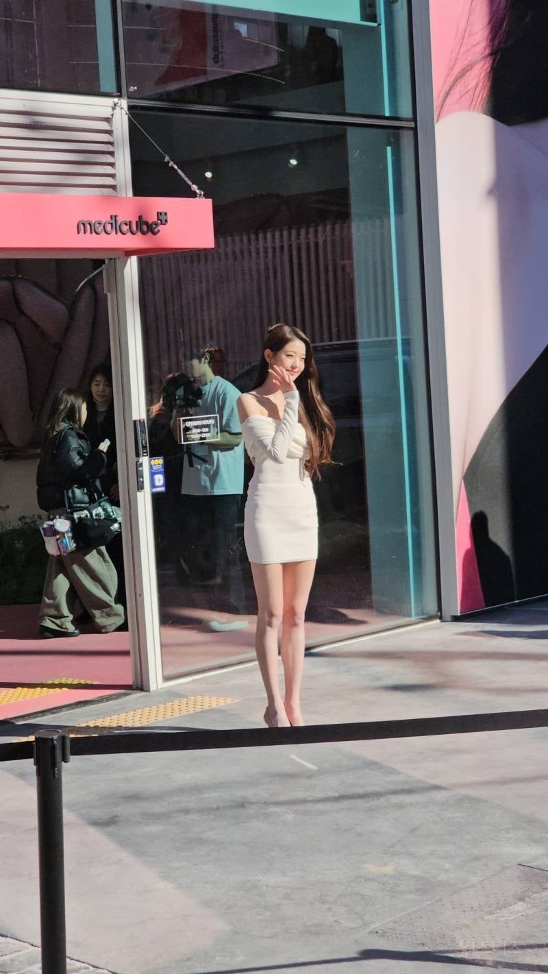 어제자 성수 메디큐브 포토콜 참석한 아이브 장원영 폰카짤 jpg | 인스티즈