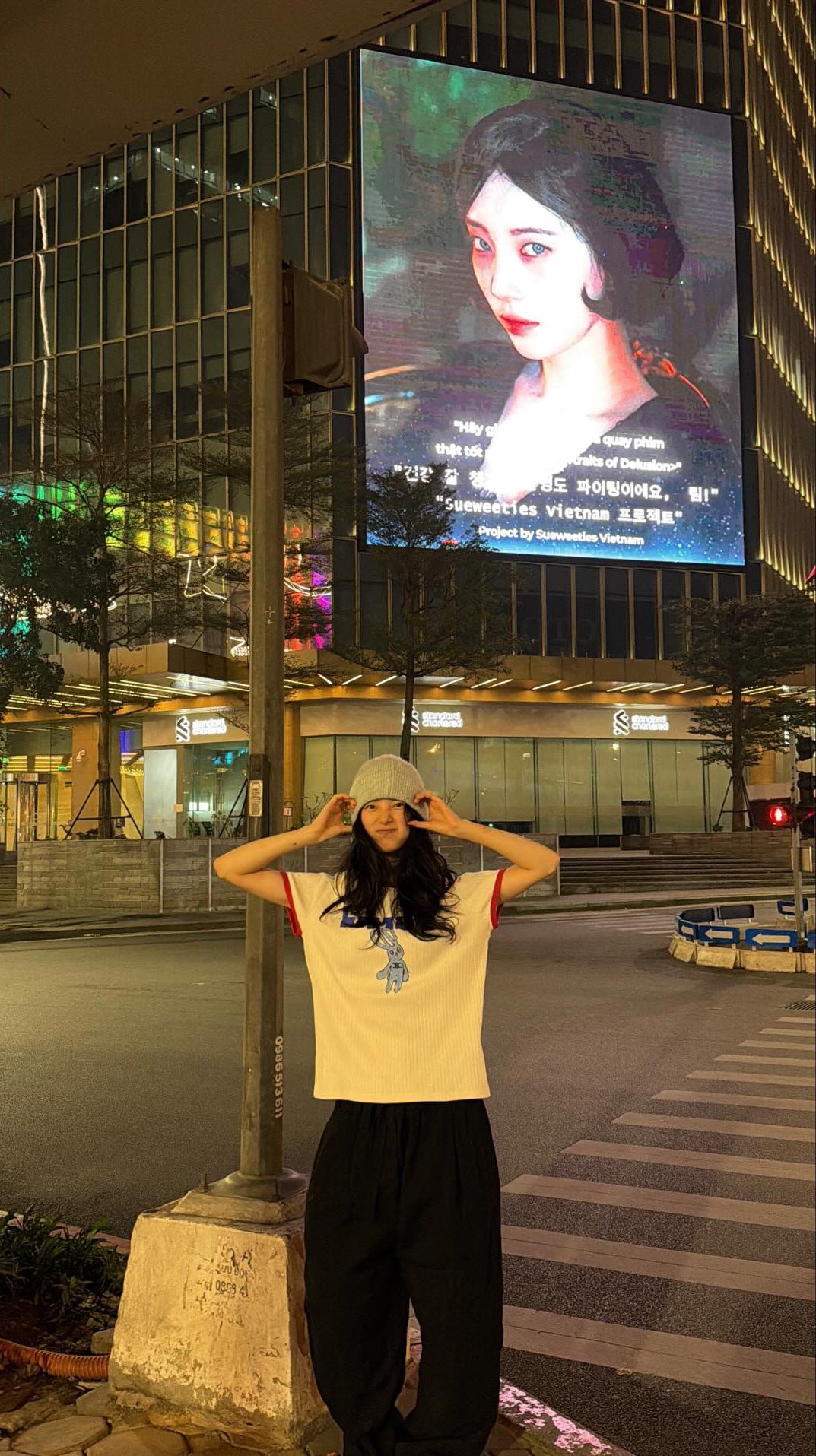 [잡담] 수지 베트남 팬들이 전광판 광고해준거 인증샷 올라왔는데 의상 갭 차이가 | 인스티즈