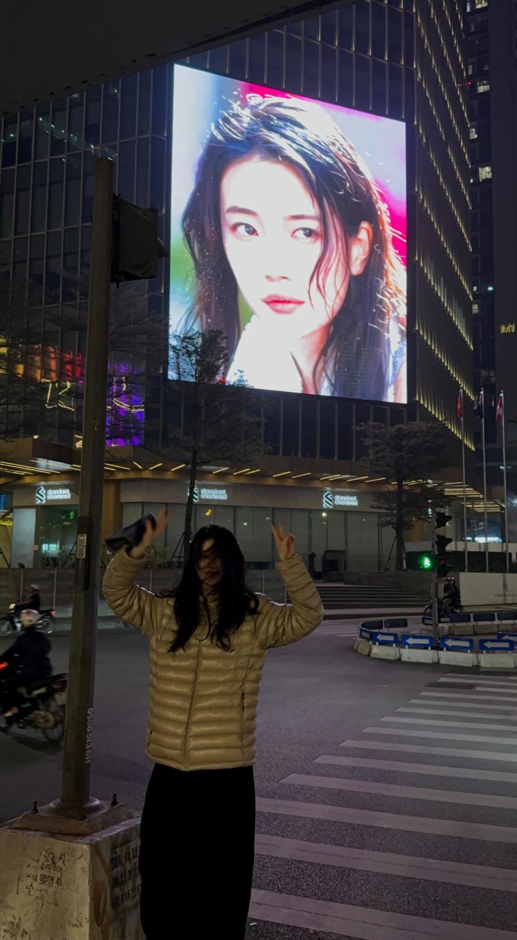 [잡담] 수지 베트남 팬들이 전광판 광고해준거 인증샷 올라왔는데 의상 갭 차이가 | 인스티즈