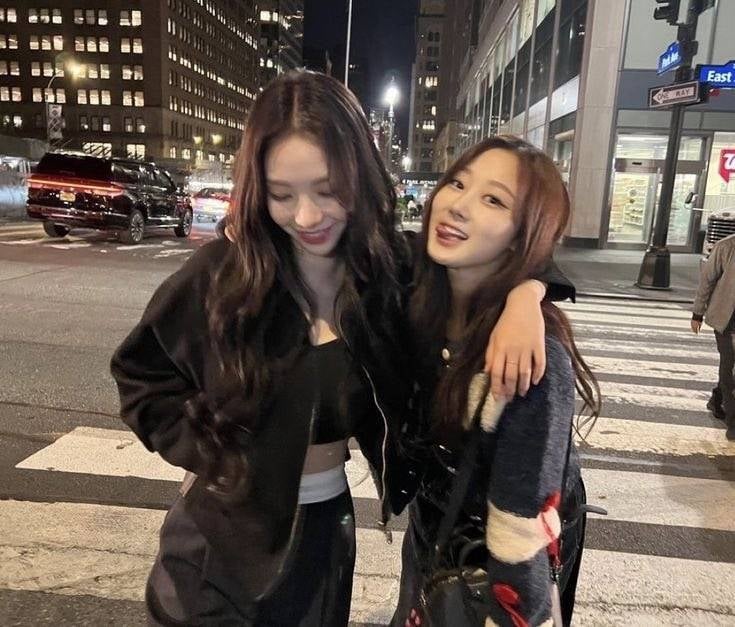 느낌 좋은 에스파 아우디즈(에스파 카리나&지젤) 길거리 샷.jpg | 인스티즈