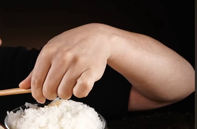 [잡담] 먹방 유튜버들 왜 숟가락을 이런식으로 잡는거지 | 인스티즈
