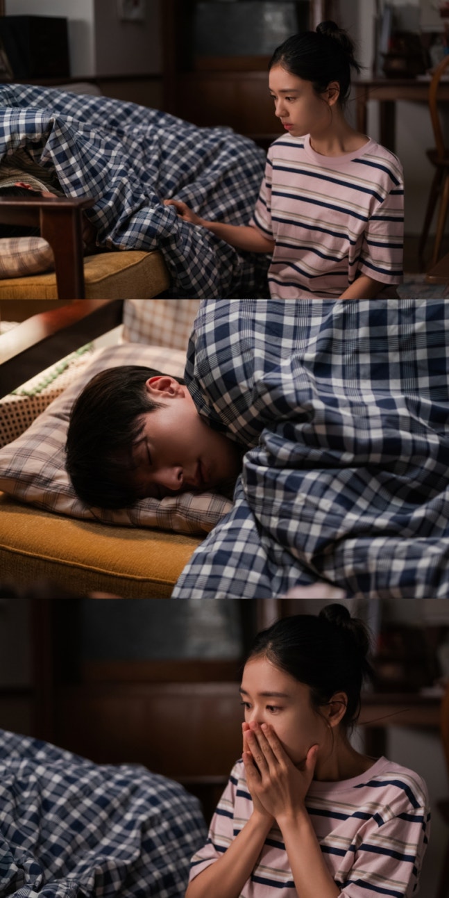 [정보/소식] 키스는괜히해서) 안은진, 잠든 장기용 바라보다 화들짝 (키스는 괜히 해서!) | 인스티즈