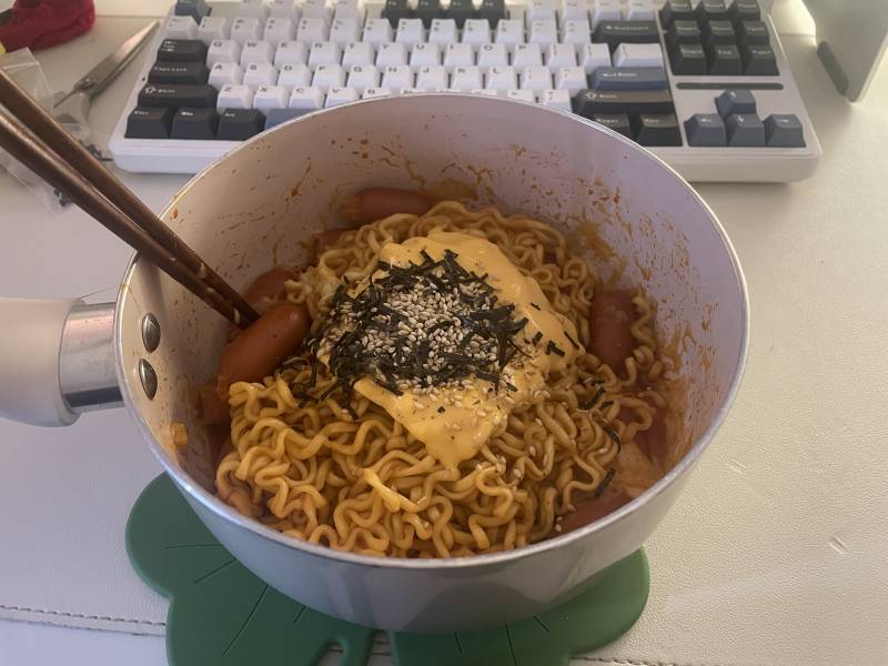 [잡담] 아 환연보다가 불닭에 치즈 개땡겨서 갑자기끓여바림 | 인스티즈